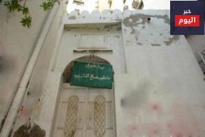 يوجد بئر طوى بحي جرول في مدينة مكة المكرمة، وتكمن أهمية هذه البئر التاريخية في أن نبي الله محمد (ص) جين دخوله إلى أرض مكة فاتحاً لها، بات بمكان قريب من هذه البئر، وحين الصباح وقف الرسول عليها ليشرب منها وليغتسل، ثم بعدها هم هو وجيش المسلمين إلى دخول أم القرى. بئر طوى بئر طوى بئر طوى تقع بئر طوى في حي جرول ما بين ريع أبو لهب والقبة بوادي طوى، ويعد وادى طوى هو النقطة التي قام فيها رسول الله بتوزيع أفراد جيش المسلمين القادمين لمكة من أجل فتحها، حيث أصدر الرسول أمره إلى الزبير بن العوام أن يهم بدخول مكة ومعه بعض الرفاق من موقع ثنية كدا التي تعرف في عصرنا هذا بإسم ريع الحجون، وأصدر أمر أخر إلى سيف الله المسلول خالد بن الوليد أن يدخل إلى أم القرى من خلال موقع الليط، هذا الموقع يوجد بأسفل مدينة مكة، ومعه عدد من القبائل العربية كقبائل بني عفار وجهينة وأسلم ومزينة، ثم قام رسول الله بالتحرك من ناحية ريع ذاخر كي يدخل إلى مكة المكرمة. بئر طوى بمكة بئر طوى بمكة وصف بئر طوى: بئر طوى هي عبارة عن بئر قديمة جداً يطويها الحجر، يوجد عليها بنيان قديم، ويُقال أن من قام بحفر هذه البئر هو عبد شمس بن عبد مناف، ثم جاء من بعده عقيل بن أبي طالب ونثلها، يشرف جبل قيقعان على هذه البئر من ناحية الشرق، وفي الوقت الحاضر يُطلق على جهة جبل قيقعان المطلة على البئر إسم جبل السودان. تقع البئر في وادي طوى بمسيلة ما بين ريع الكحل والحجون مروراً بجرول، وفي الفترة الحالية وسط الوادي أطلق عليه إسم شارع العتيبية العام، وهي عبارة عن إحدى الأحياء السكنية المعروفة بمكة، إذ تغطيه المباني والعمارات من جميع جوانبه. بئر طوى في مكة بئر طوى في مكة لا تزال البئر معروفة بهذا الوادي من ناحية جرول، يقوم المعتمرون والحجاج بزيارة البئر وذلك بإعتبارها إحدى المعالم الأثرية الإسلامية المهمة، ولكن في الفترة الأخيرة تم إغلاقها بأوامر من هيئة الأمر بالمعروف والنهي عن المنكر، وذلك كي لا تصبح هذه البئر مزار يقصده المعتمرين والحجاج، إذ كانوا يحرصون على أن يغتسلون منها، قبل أن يصلون إلى الحرم المكي، مقتدين بذلك برسول الله، ويذكر أن البئر بوقتنا الحالي باتت مياهها غير صالحة للشرب.
