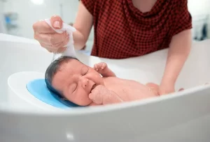 حمام مولودك الأول..كثير من الإهتمام قليل من المنظفات.