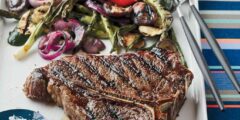 ستيك مشوى مع صلصة الخضراوات