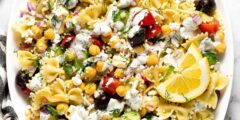 سلطة المعكرونة مع الفيتا والحمص
