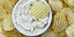 رقائق البطاطس وكريما الأعشاب