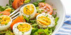 سلطة الخضر الورقية واللحم والبيض