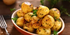 طريقة عمل البطاطس المتبلة بالبقدونس والكزبرة