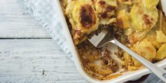 طريقة عمل طبقات البطاطس واللحم بالبشاميل