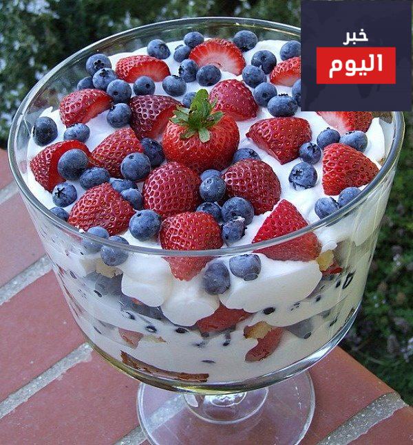طبقات كيك بالفواكه