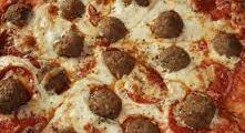 البيتزا الايطالي باللحمة المفرومة (بكرات اللحم )