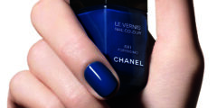 طلاء أظافر شانيل الأزرق الستان