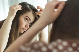 احترسي هذه العادات تُعجل بظهور الشعر الأبيض
