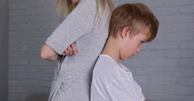 ابني يبتعد عني… ماذا أفعل؟