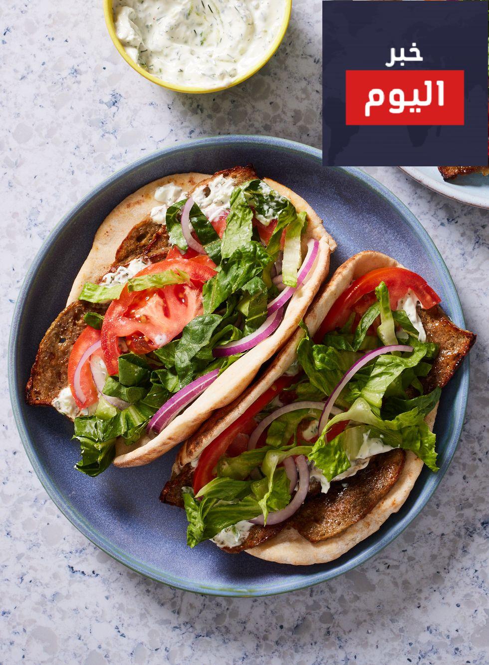 سندويش لحم الغنم مع صلصة الغواكومولي
