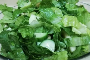 طريقة عمل سلطة الخس للأطفال
