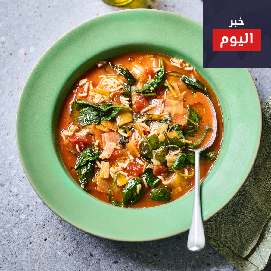 شوربة الشعيرية مع الطماطم والسبانخ