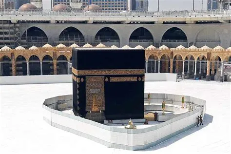 اول من طاف بالكعبة