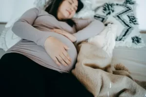 طريقة النوم الصحيحة للحامل