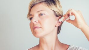 للأطفال والبالغين: كيفية وضع قطرة الأذن