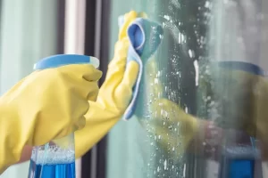 طريقة تنظيف الزجاج والمرايا