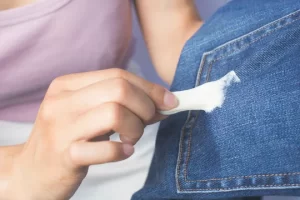 طريقة إزالة اللبان من الملابس بمعجون الأسنان