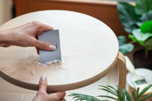 طريقة إزالة الصمغ من الأثاث