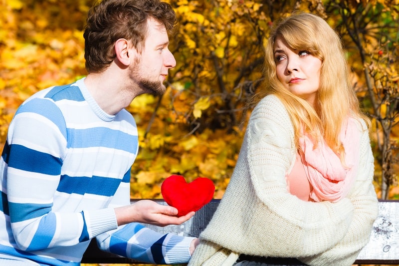 علامات اهتمام المرأة بالرجل 2 علامات اهتمام المرأة بالرجل