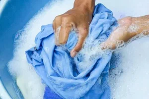 طريقة إزالة بقع البرتقال من ملابس الأطفال