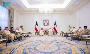 ولي عهد الكويت يستقبل الأمير عبدالعزيز بن سعود