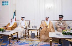 ولي عهد الكويت يستقبل الأمير عبدالعزيز بن سعود