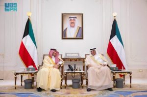 ولي عهد الكويت يستقبل الأمير عبدالعزيز بن سعود
