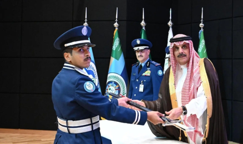 بن عياف يرعى حفل تخريج الدورة 106 من طلبة كلية الملك فيصل الجوية 3 بن عياف يرعى حفل تخريج الدورة 106 من طلبة كلية الملك فيصل الجوية