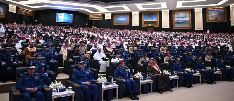 بن عياف يرعى حفل تخريج الدورة 106 من طلبة كلية الملك فيصل الجوية 4 بن عياف يرعى حفل تخريج الدورة 106 من طلبة كلية الملك فيصل الجوية