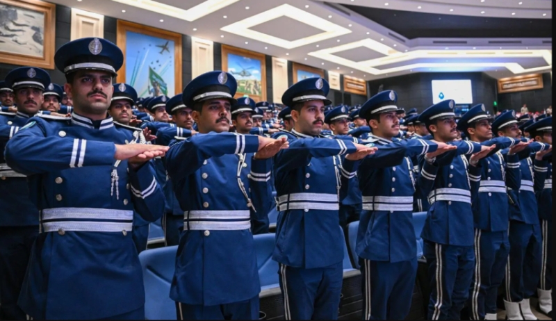 بن عياف يرعى حفل تخريج الدورة 106 من طلبة كلية الملك فيصل الجوية 5 بن عياف يرعى حفل تخريج الدورة 106 من طلبة كلية الملك فيصل الجوية