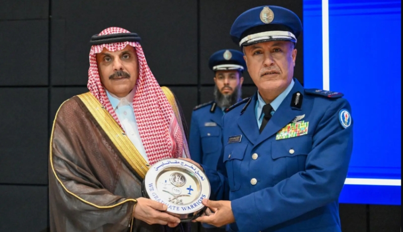 بن عياف يرعى حفل تخريج الدورة 106 من طلبة كلية الملك فيصل الجوية 2 بن عياف يرعى حفل تخريج الدورة 106 من طلبة كلية الملك فيصل الجوية