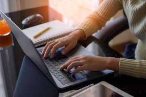 كيف يتم تطبيق الفاتورة الإلكترونية في مبيعات التجزئة اليومية؟