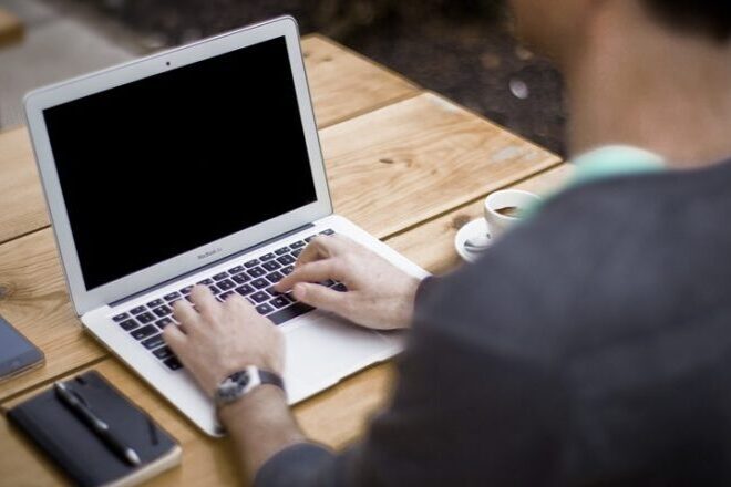 كيف يتم التعامل مع الفواتير الواردة إلكترونيًا؟