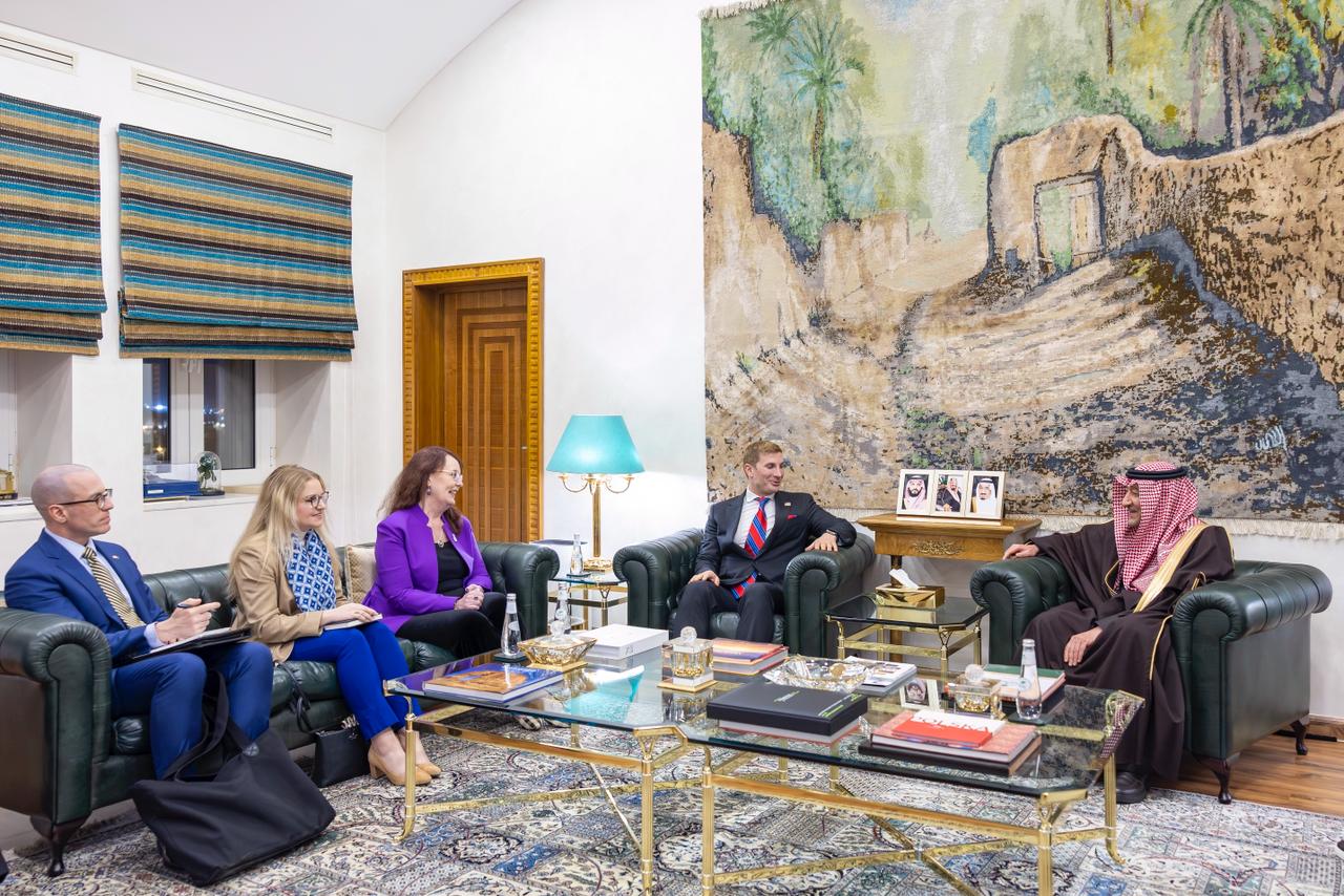 الخريجي يستقبل وكيل وزارة الخارجية الأمريكية للنمو الاقتصادي والطاقة والبيئة