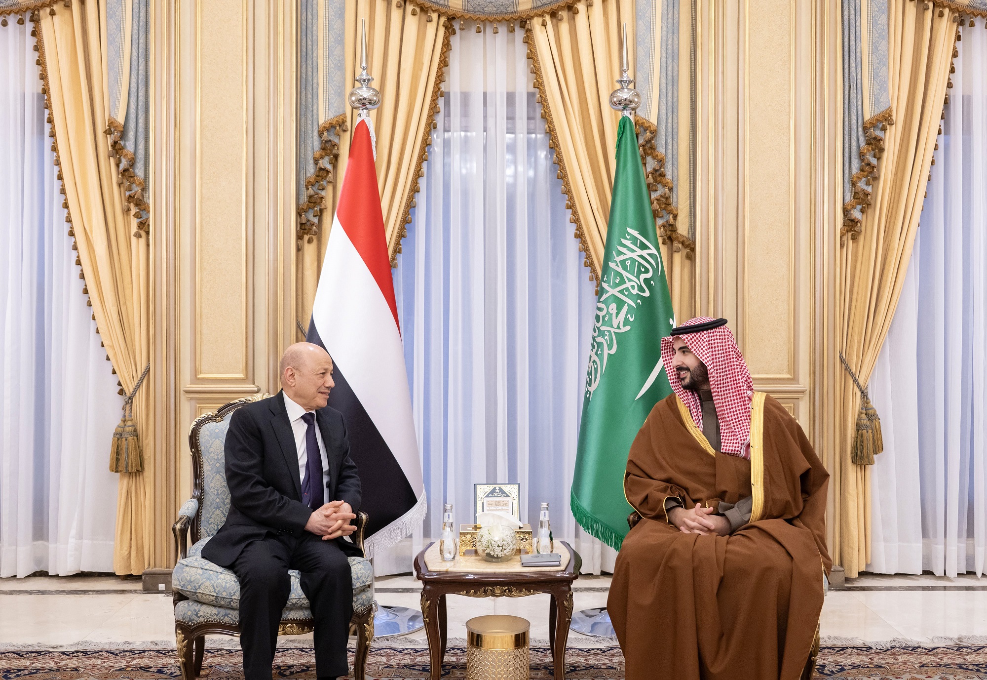 خالد بن سلمان يعلن عن حزمة من المشاريع والبرامج التنموية لدعم الشعب اليمني الشقيق