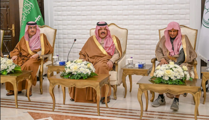 أمير منطقة حائل يستقبل المهنئين بشهر رمضان