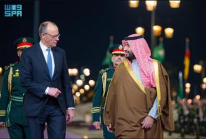 ولي العهد والمستشار الألماني يبحثان في الرياض تعزيز الشراكة والتعاون بين السعودية وألمانيا استقبل صاحب السمو الملكي الأمير محمد بن سلمان بن عبدالعزيز آل سعود، ولي العهد رئيس مجلس الوزراء، مساء اليوم في الديوان الملكي بقصر اليمامة في الرياض، المستشار الاتحادي لجمهورية ألمانيا الاتحادية فريدريش ميرتس، وذلك في إطار زيارة رسمية تهدف إلى تعزيز التعاون بين المملكة وألمانيا في مختلف المجالات. وجرت للمستشار الألماني مراسم استقبال رسمية فور وصوله إلى القصر، قبل انطلاق جلسة مباحثات رسمية جمعت سمو ولي العهد والمستشار الألماني، بحضور عدد من كبار المسؤولين من الجانبين. وفي مستهل الجلسة، رحّب سمو ولي العهد بالمستشار الاتحادي في المملكة، مؤكدًا عمق العلاقات السعودية الألمانية وحرص البلدين على تطوير الشراكات في مختلف القطاعات. من جانبه، عبّر المستشار الألماني عن سعادته بزيارة المملكة ولقائه سمو ولي العهد، مشيدًا بمستوى التعاون القائم بين البلدين. وشهدت جلسة المباحثات استعراض العلاقات الثنائية بين السعودية وألمانيا، إلى جانب بحث فرص توسيع التعاون المشترك في المجالات الاقتصادية والاستثمارية والطاقة والصناعة والتقنية وغيرها من القطاعات الحيوية التي تخدم مصالح البلدين. كما تناولت المباحثات مستجدات الأوضاع الإقليمية والدولية، إضافة إلى الجهود المبذولة لتعزيز الأمن والاستقرار ودعم الحلول السياسية في عدد من القضايا ذات الاهتمام المشترك على الساحة الدولية. وحضر جلسة المباحثات من الجانب السعودي عدد من أصحاب السمو والمعالي، من بينهم الأمير عبدالعزيز بن سلمان وزير الطاقة، والأمير تركي بن محمد بن فهد وزير الدولة عضو مجلس الوزراء، والأمير محمد بن عبدالرحمن نائب أمير منطقة الرياض، والأمير عبدالله بن بندر وزير الحرس الوطني، والأمير فيصل بن فرحان وزير الخارجية، والأمير بدر بن عبدالله بن فرحان وزير الثقافة، إلى جانب مستشار الأمن الوطني الدكتور مساعد العيبان، ووزير التجارة الدكتور ماجد القصبي، ووزير المالية محمد الجدعان، ووزير الاستثمار المهندس خالد الفالح، إضافة إلى سفير خادم الحرمين الشريفين لدى ألمانيا فهد الهذال. ومن الجانب الألماني، شارك في اللقاء المتحدث باسم الحكومة الاتحادية شتيفان كورنيليوس، وسفير ألمانيا لدى المملكة ميشائيل كيندسغراب، إلى جانب عدد من مستشاري المستشار الاتحادي في شؤون السياسة الخارجية والأمنية والاقتصادية والمالية، إضافة إلى وفد من كبار المسؤولين الألمان. وتأتي هذه الزيارة في ظل تنامي العلاقات الاقتصادية والسياسية بين المملكة العربية السعودية وألمانيا، حيث تسعى الدولتان إلى توسيع آفاق التعاون في مجالات الاستثمار والتقنية والطاقة المتجددة، بما يعزز الشراكة الاستراتيجية ويخدم استقرار ونمو الاقتصاد العالمي.