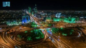 أمانة الرياض تزين طرق وميادين العاصمة بأكثر من 5 آلاف إنارة جمالية احتفاءً بيوم التأسيس