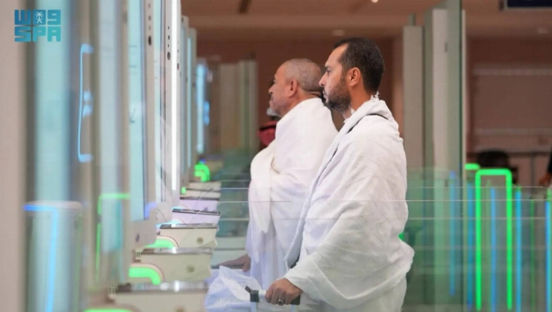 "الجوازات" تقدم تقنية "البوابات الإلكترونية" في مطاري جدة والمدينة لخدمة ضيوف الرحمن